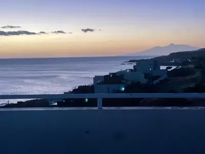 a view of the ocean at sunset with buildings at Chambre 3 Residencial Eunice in Praia