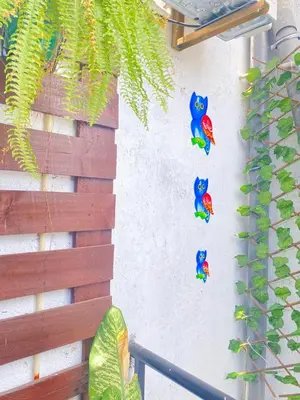 a wall with three blue cats stickers on it at Quarto Nº8 LUMA - Central Praia in Praia