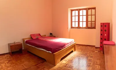 a bedroom with a bed and a window at Casa Matnik in Mindelo