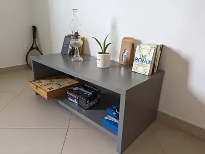 a gray table with books and a plant on it at Finca Pedra Molar in Órgãos