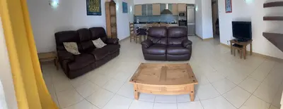 a living room with leather furniture and a coffee table at Apartamento T2 equipado Vila Verde in Santa Maria
