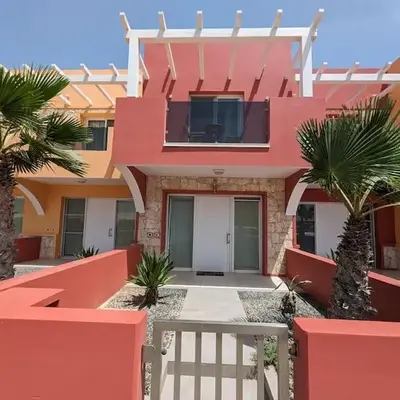 Large Townhouse close to Beach