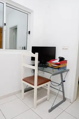 a desk with a computer and a chair at Nhu Sao Francisco - PALMAREJO T3 in Praia