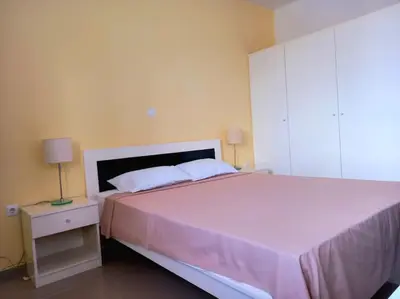 a bedroom with a large bed with a pink bedspread at Apartamento em Santa Maria- Espaçoso&Confortável in Santa Maria