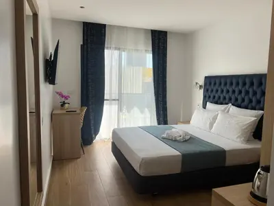 a bedroom with a bed and a window at Hôtel Blue Sky in Tarrafal
