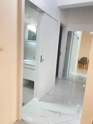 a white bathroom with a mirror and a sink at Apartamento sublime c/vista top. in Praia