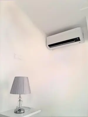 a white wall mounted air conditioner on a white wall at Apartamento sublime c/vista top. in Praia
