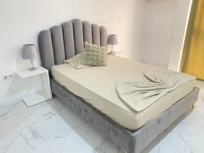 a large bed in a white room with two lamps at Apartamento sublime c/vista top. in Praia