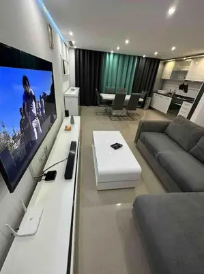 a living room with a couch and a flat screen tv at Appartement cosy et spacieux in Praia