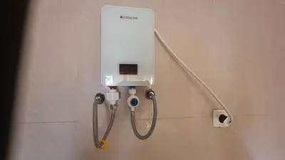 a wall with a shower at Jbct & SOLANGE APART in Praia