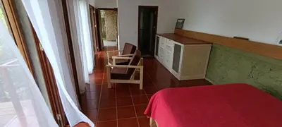 a room with a bed and a table and chairs at Casa Cavoquinho in Paul