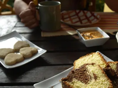 a table with a plate of bread and a plate of cookies at Casa Cavoquinho in Paul