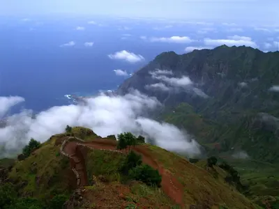 a view of a mountain with clouds in the sky at Casa Cavoquinho in Paul