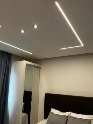 a room with a ceiling with a bed and a mirror at Pensão Gonçalves in Calheta de São Miguel