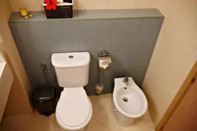 a small bathroom with a toilet and a bidet at Mi Casa és Su Casa in Prainha