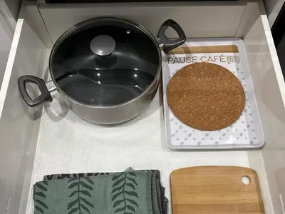a box with a pot and a casserole dish at Apartamento Batuku in Praia