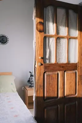 a wooden door in a bedroom with a bed at Casa Tota in Assomada
