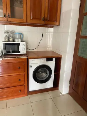 a kitchen with a washing machine and a microwave at Katila-Rooms-Lima in Espargos