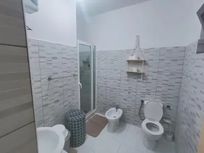 a bathroom with a shower and a toilet and a sink at 1 chambre proche aeroporto cabo verde in Espargos