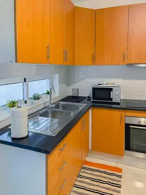a kitchen with a sink and a microwave at Apartamento Paradise in Santa Maria