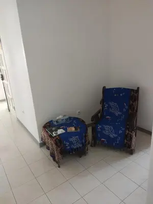 two chairs and a table in a room at Casa fréd in Mindelo