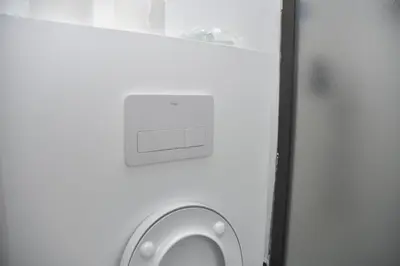 a close up of a toilet in a bathroom at Hotel Cantinho in Montanha