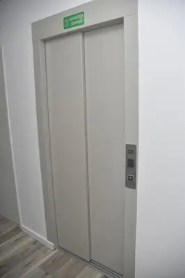 an elevator in a building with a sign on it at Hotel Cantinho in Montanha