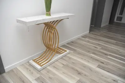 a marble table with a vase on top of it at Hotel Cantinho in Montanha