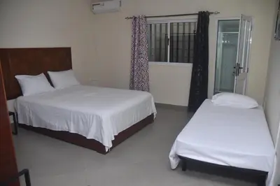 a bedroom with two beds and a window at Hotel Cantinho in Montanha