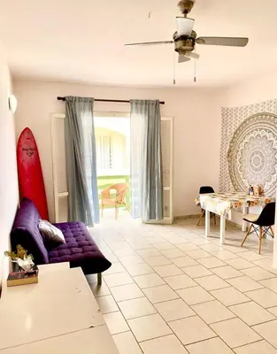 a living room with a purple couch and a table at Vista di mare in Sal Rei