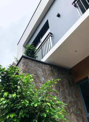 a building with a window and a stone wall at Alfa-apartamento in Pombas