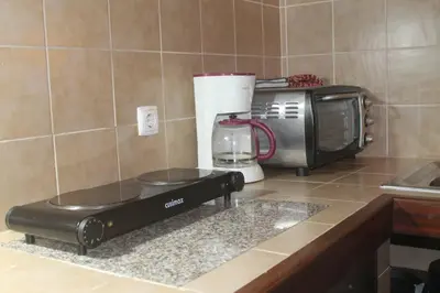 a kitchen counter with a blender and a microwave at Casa Mar Doce in Sal Rei