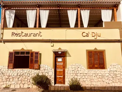 a building with a sign that reads restaurant cdu at Casa da Leoa in Sal Rei
