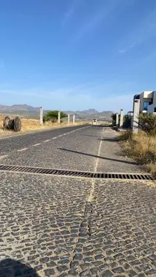 an empty road in the middle of a desert at Apartamento Casa Sabi in Praia