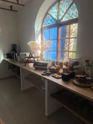 a counter in a kitchen with a window at Bed and breakfast Residencial Maravilha in Mindelo