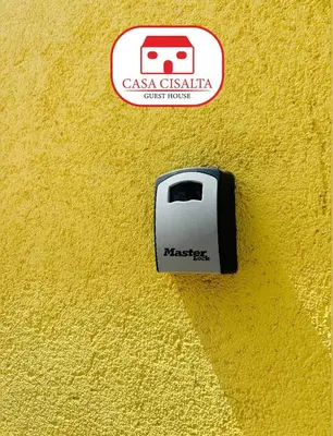 a sign on a yellow wall with a toaster on it at Casa Cisalta N4 - Quarto Compartilhado in Praia