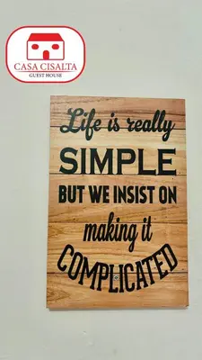 a sign that says life is really simple but we insist on making it complicated at Casa Cisalta N5 - Quarto Casal in Praia