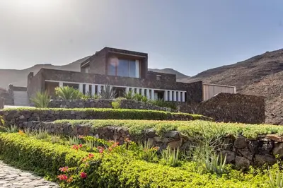 a house in the mountains with a garden at Villa, Vue Mer et Piscine Privée in Mindelo