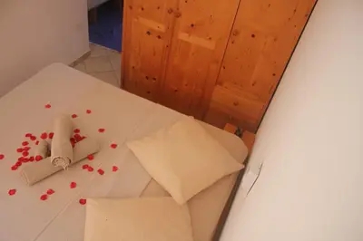 a white table with red hearts on it at Joli et fonctionnel proche centre et plage in Vila do Maio