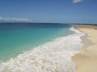 a view of a beach with the ocean at Joli et fonctionnel proche centre et plage in Vila do Maio