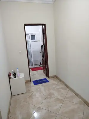 an empty room with a mirror and a door to a bathroom at Apartamento espaçoso de 2 quartos amplos e mobilados in Praia