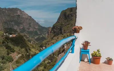a view of the mountains from a balcony at Oiá Paúl in Paul