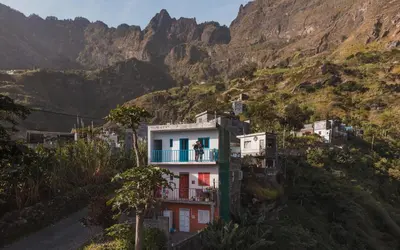 a building on the side of a mountain at Oiá Paúl in Paul
