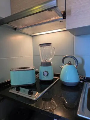 a blender and a tea kettle on a kitchen counter at Ricky's - minha kas, tju kaza in Santa Maria