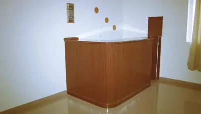 a wooden tub in a room with a white wall at Residencial Cosmos in Assomada