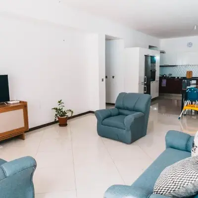 T2 amplo com ar condicionado e perto da praia