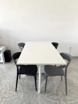 a white table and chairs in a room at Spacious 3-bdr apartment - Palmarejo Grande - LCGR in Praia
