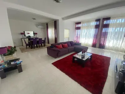 a living room with a couch and a red rug at Casa Ramanda in Tarrafal
