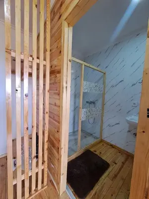 a wooden room with a bathroom with a mirror at Bangaló Buzio Relax in Portal