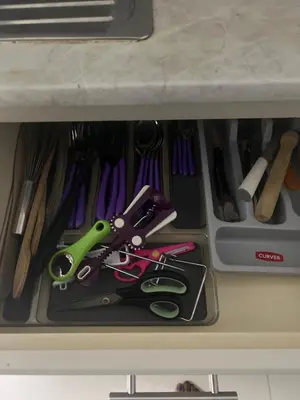 a drawer filled with scissors and other kitchen utensils at Appartement moderne au paradis in Santa Maria
